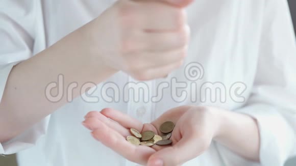 手中的硬币用手掌和白色的视频的预览图