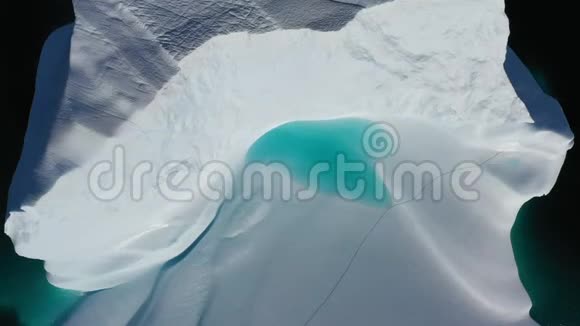 特写融化的蓝水冰山鸟瞰图南极海洋环境全球北极冰层自然景观视频的预览图