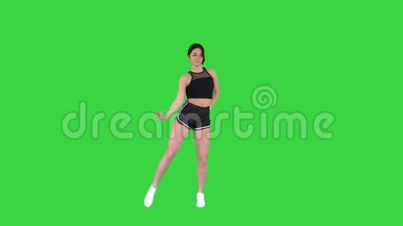 性感的舞蹈年轻的运动女性在绿色屏幕上色度键视频的预览图