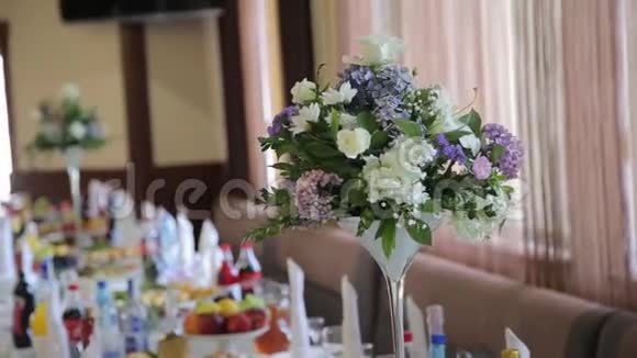 花瓶装饰的婚礼视频的预览图