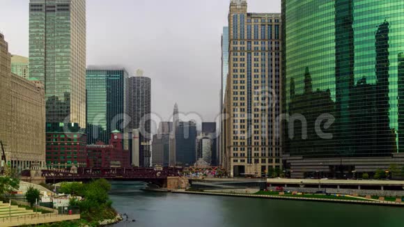 一个雾蒙蒙的下午靠近市中心的芝加哥河繁忙的船只汽车和火车时光流逝视频的预览图