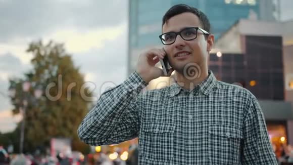 城市街道上用手机说话的帅哥慢镜头画像视频的预览图