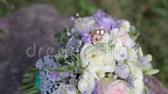 结婚戒指放在美丽的花束上作为新娘的配饰视频的预览图