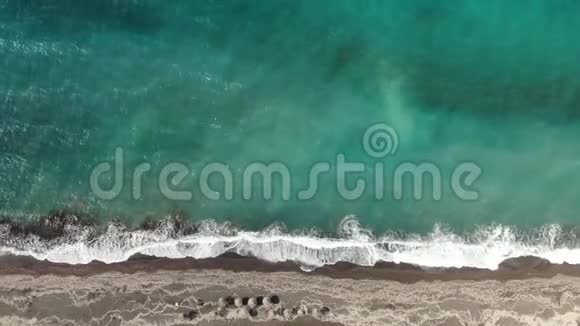 希腊圣托里尼绿松石海岸边有雨伞和遮阳伞的海滩视频的预览图