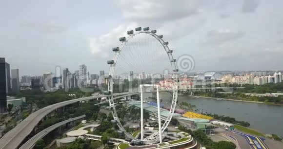 新加坡新飞艇无人驾驶飞机周围移动的空中镜头视频的预览图