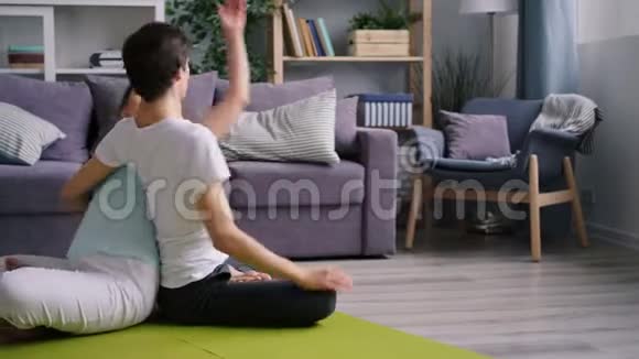 快乐的年轻夫妇一起做瑜伽两人身体向后弯曲视频的预览图