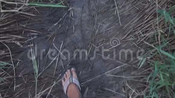 一个男人穿过泥地的特写腿视频的预览图