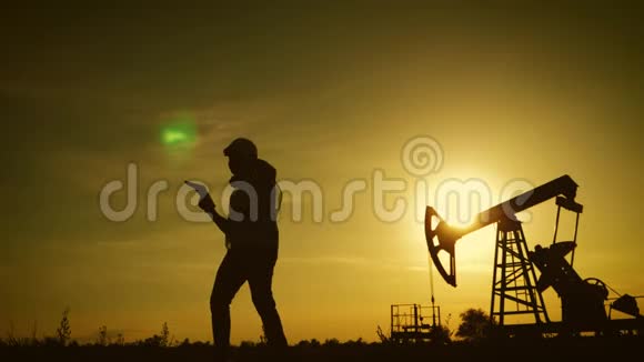 金色夕阳下油田原油泵幸福油田工人剪报工业油田人民和视频的预览图