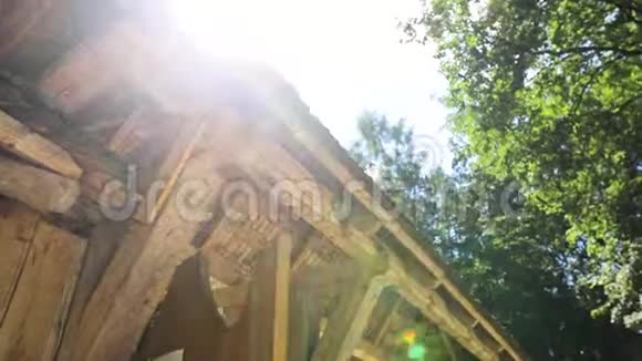 有漂亮花园的木屋视频的预览图