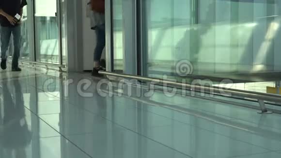 机场休息室到登机口携带行李的人上飞机4K视频的预览图