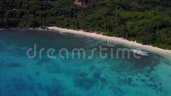 塞舌尔群岛上令人惊叹的长高坂海滩4K镜头视频的预览图