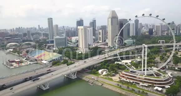 新加坡新飞艇无人驾驶飞机向高速公路行驶空中镜头视频的预览图