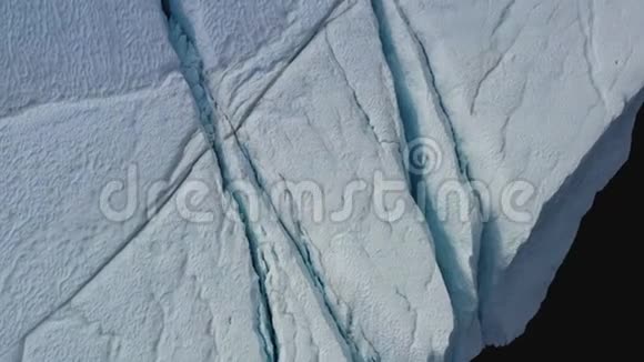 冰山空中无人机视频格陵兰岛迪斯科湾的巨大冰山从融化的冰川漂浮在Ilulissat冰峡湾视频的预览图