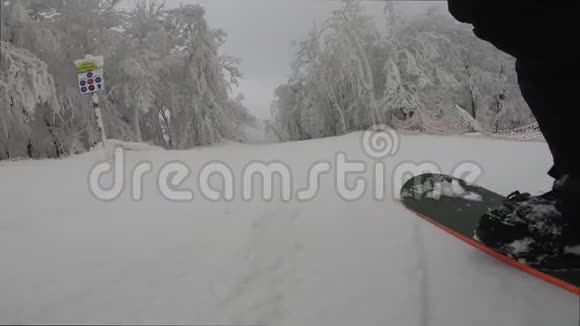 滑雪板沿着山坡向下倾斜滑雪者的影子视频的预览图