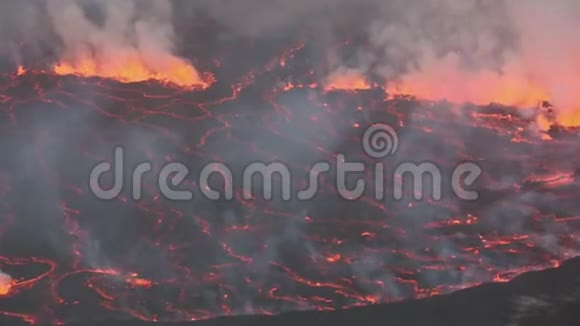 刚果尼拉贡戈火山圆形火山口喷出熔岩和烟雾视频的预览图