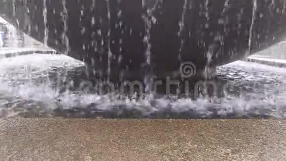 在市中心贝尔维尤公园瀑布喷泉的边缘瀑布的俯视图视频的预览图