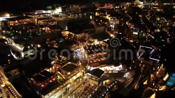 希腊圣托里尼岛的奥亚镇夜间飞行视频的预览图