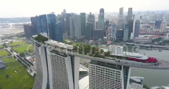 滨海湾金沙集团的最高空中镜头无人驾驶飞机在船上缓慢地航行新加坡视频的预览图