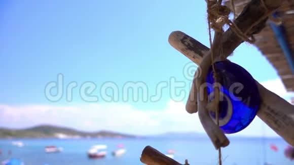 护身符珠子和海滨视频的预览图