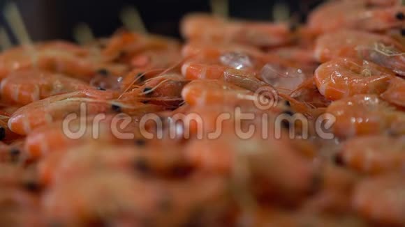 一排排新鲜的粉红色大虾在冰上视频的预览图