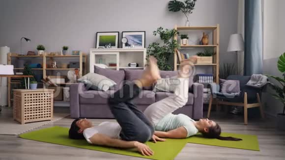 男人和女人在家里做一系列的瑜伽动作视频的预览图