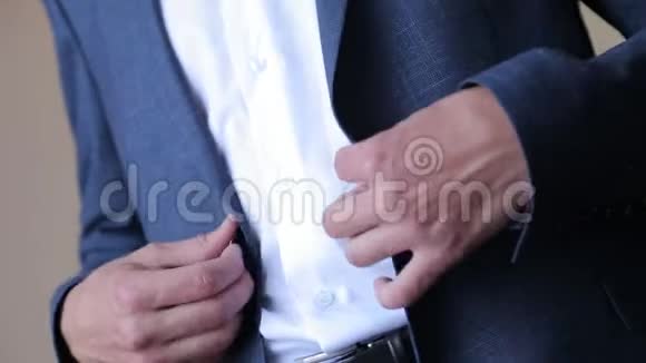 英俊时尚的男人穿着现代正式的衣服扣扣子夹克把穿蓝色夹克白色衣服的家伙的手举起来视频的预览图