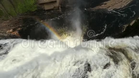 瀑布边缘有彩虹视频的预览图