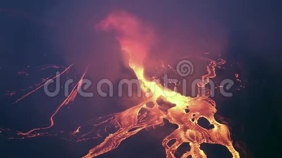 刚果尼拉贡戈火山口喷发熔岩视频的预览图