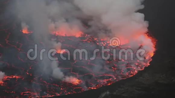 刚果尼拉贡戈火山圆形火山口喷出熔岩和烟雾视频的预览图