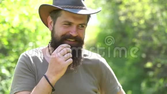 情感上有趣的胡子嬉皮士在农场生态农场复古农夫一个长胡子的英俊农民视频的预览图