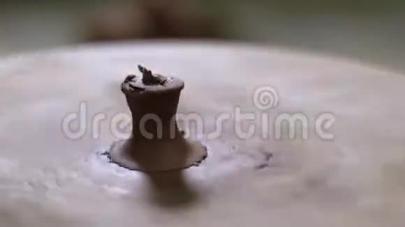 波特用伊兴粘土做一个陶壶的手柄中国茶道用粘土茶壶4k录像5994fps视频的预览图