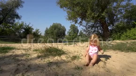 有趣的女孩在海岸玩视频的预览图