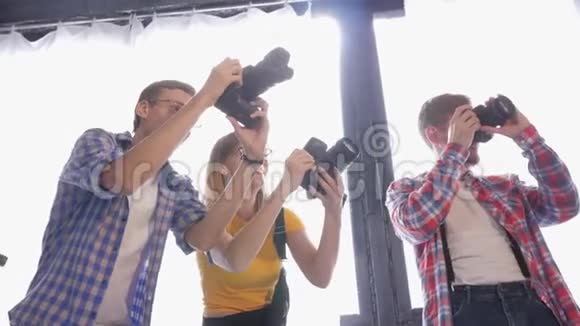 业余摄影摄影师在专业摄影棚用数码相机拍照视频的预览图