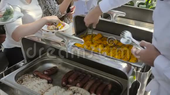 烤香肠和蔬菜为餐饮盛宴的客人服务视频的预览图