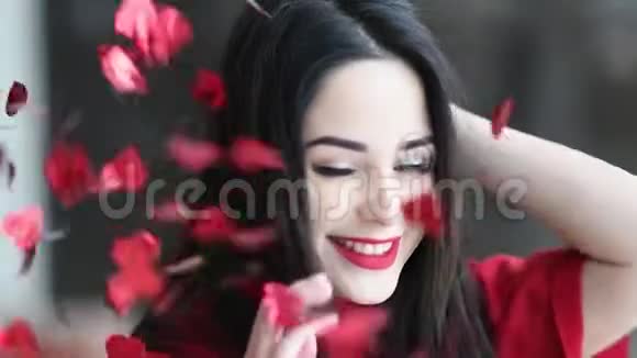 年轻美丽的女人哈比迪跳舞红色的心落在情人节视频的预览图