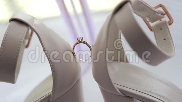结婚戒指在女人白鞋上新娘白鞋上漂亮结婚戒指白色婚礼订婚视频的预览图