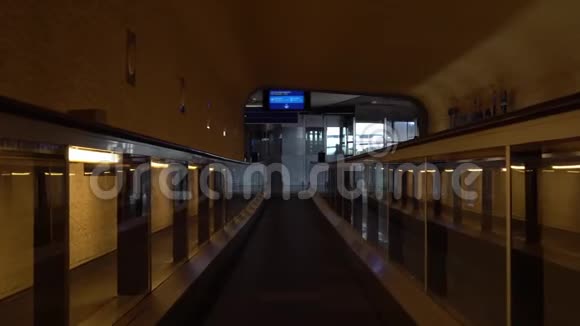 在水平扶梯上缓慢平稳移动机场的走廊4K视频的预览图