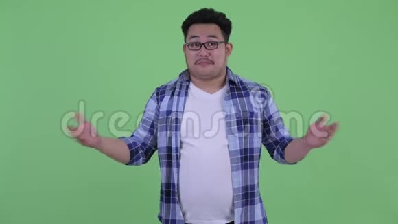 困惑的年轻超重的亚洲时髦男人耸肩视频的预览图