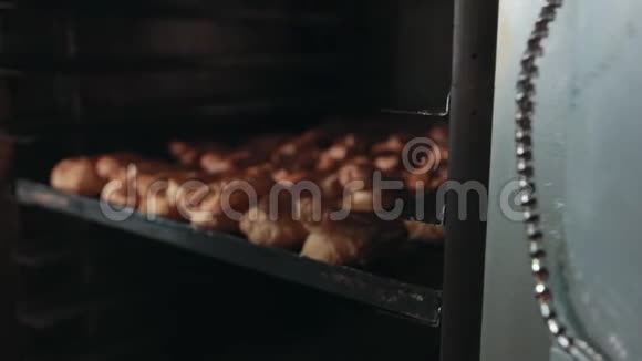 传统的法式巧克力糕点已经烤过的泡芙都是从黑暗的烤箱里拿出来的视频的预览图