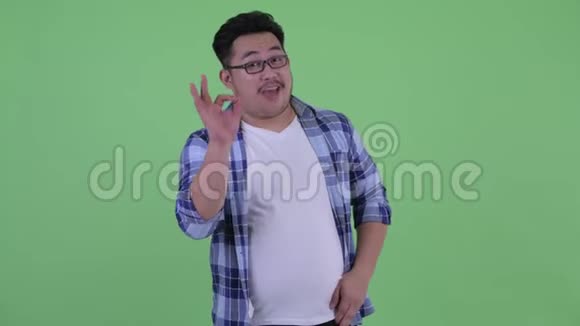 快乐年轻超重的亚洲时髦男人视频的预览图