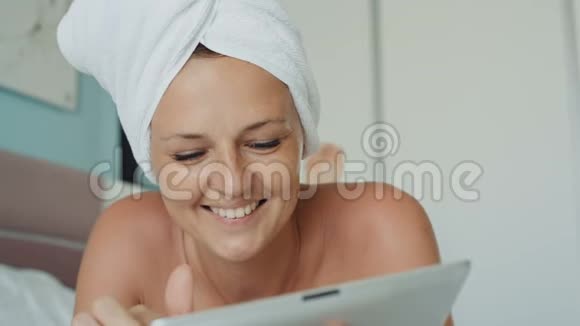 在平板电脑上观看旅游照片和视频的女性视频的预览图