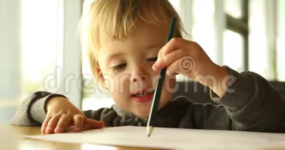 小男孩用铅笔画画视频的预览图