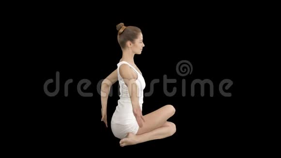 瑜伽或普拉提运动无垫牛脸姿势阿尔法通道视频的预览图