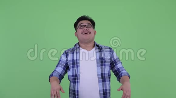 快乐年轻体重超重的亚洲时髦男人视频的预览图