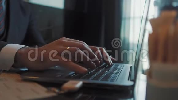 男人的手指印在笔记本电脑键盘上视频的预览图