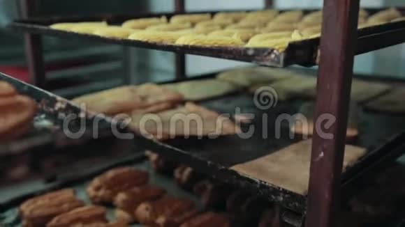 用不同的糕点铺架手里拿着米滕把托盘放在上面视频的预览图