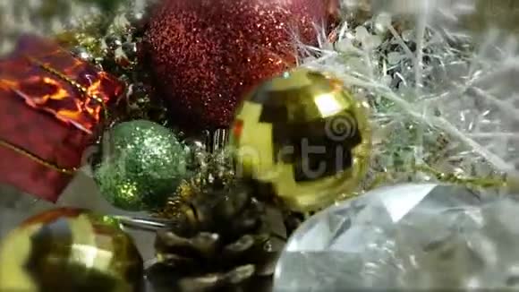 多色圣诞球雪花水晶花环凹凸的旋转特写视频的预览图