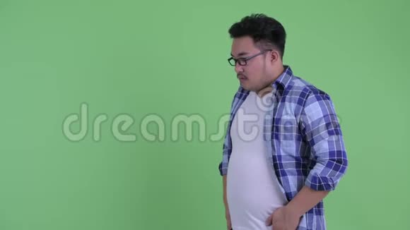 年轻体重超重的亚洲嬉皮士背对着我视频的预览图