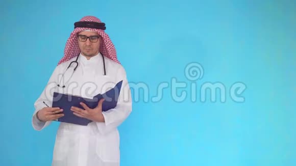 阿拉伯男子医生站在蓝色背景下视频的预览图