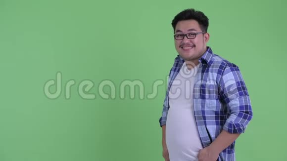 快乐年轻体重超重的亚洲潮人向后仰竖起大拇指视频的预览图